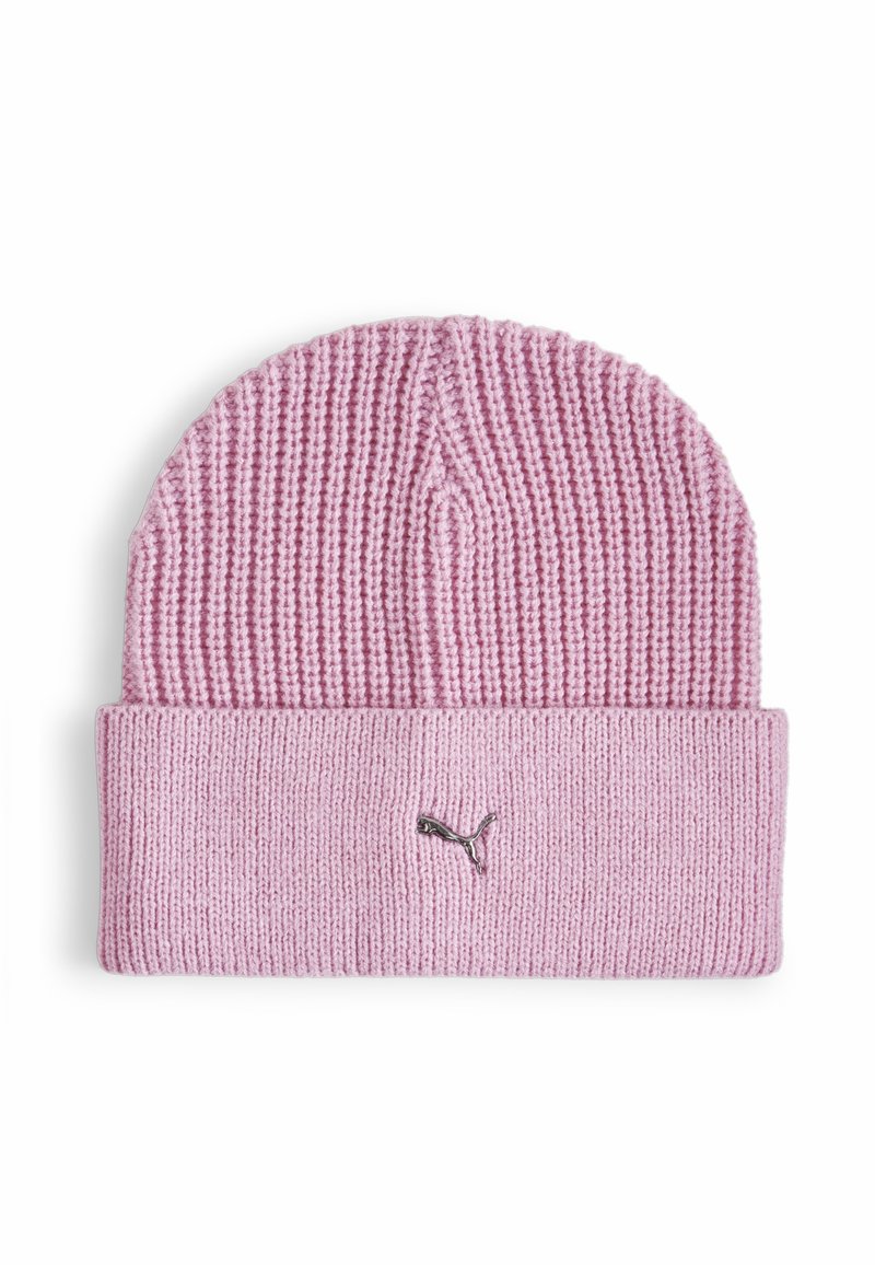 Gorro de punto rosa con diseño acanalado, que presenta un dobladillo plegado y un pequeño acento del logo plateado de Puma cerca del borde.
