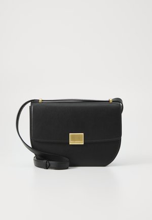 Bolso bandolera de cuero negro con fondo redondeado, con detalles en dorado y cierre de solapa. Textura suave y correa ajustable.