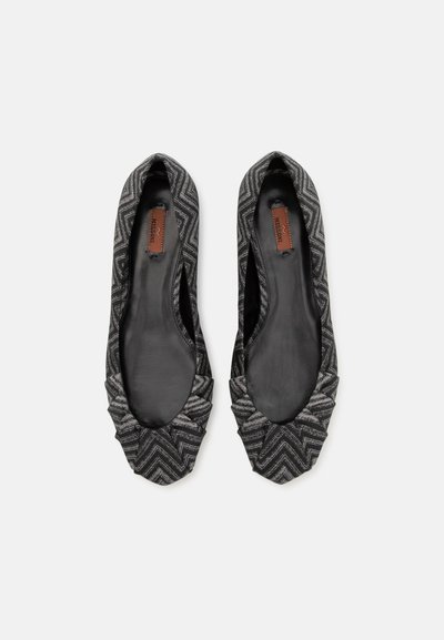 Black and gray patterned flats with a ruched trim. Made of fabric with a smooth inner lining and a flexible sole for comfort.