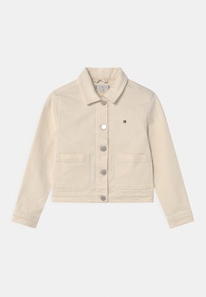 Cremefarvet denimjakke med struktureret design, knaplukning, to forlommer og en lille logoaccent på brystet.