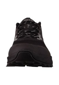 Schwarzer Sportschuh aus Mesh- und synthetischen Materialien. Verfügt über eine strukturierte Sohle und kontrastierende Logoakzente. Vorderansicht.