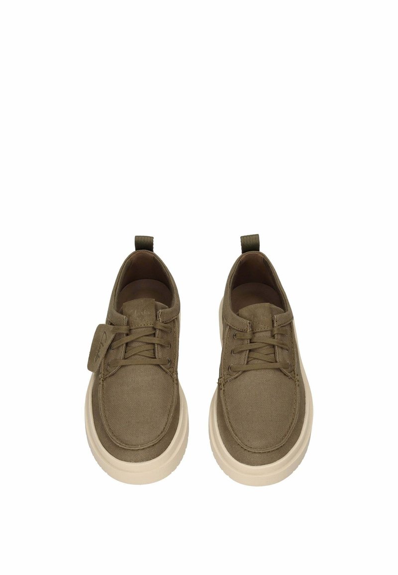 Paire de chaussures décontractées vert olive à lacets avec semelles épaisses beiges, vue de dessus sur fond blanc.