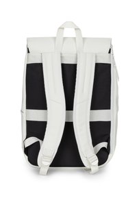 Witte en zwarte rugzak met gevoerde schouderriemen, een roll-top ontwerp en contrasterende horizontale strepen. Voorzien van een vak met ritssluiting.