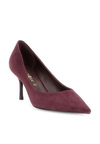 Burgundské semišové špičaté lodičky na vysokém tenkém podpatku na bílém pozadí.