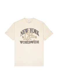 Crème katoenen t-shirt met een grafisch ontwerp met de tekst "NEW YORK" en "WORLDWIDE" in blauw en goud. Regular fit, korte mouwen.