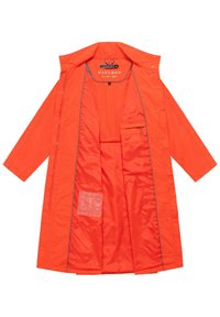 Oranje lange regenjas met drukknoopsluiting en rits, voorzien van binnenzakken en een merklabel bij de kraag.