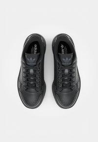 Svarta lädersneakers med perforerad detalj, platta svarta snören och svarta gummisulor. Adidas-logotyp på tungan och sidan i mörkgrått.