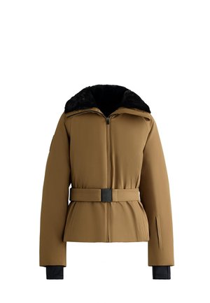 Smeđa izolirana jakna s crnim krznom od umjetne kože na ovratniku, s remenom u struku i prednjim patentnim zatvaračem. Ima crne manžete i glatku teksturu tkanine.