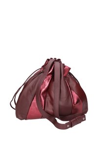 Bordeaux lederen tas met metallic accenten, trekkoordsluiting en verstelbare schouderband. Heeft een ronde vorm en een textuurafwerking.