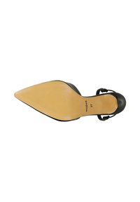 Zool van een zwarte pump met spitse neus en beige zool, merknaam "wojas" en maat 37 zichtbaar, toont details van de sluitriem.