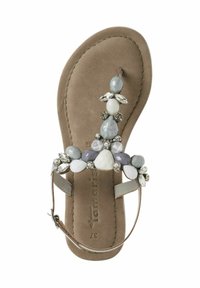 Sandal din suede bej cu mărgele decorative în nuanțe de gri, alb și argintiu. Prezintă un design cu post pentru degetul mare și curea la gleznă pentru un fit sigur.