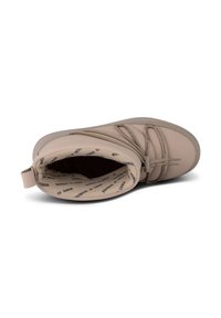 Beige ankelsko med rund spets, slät syntetisk yta, elastiska snören, och mjukt tygfoder med upprepad varumärkeslogotyp.