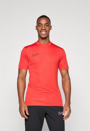 Rotes Nike Sportoberteil mit kurzen Ärmeln und rundem Kragen, mit einem schwarzen Logo auf der Brust und einem glatten, leichten Stoff.