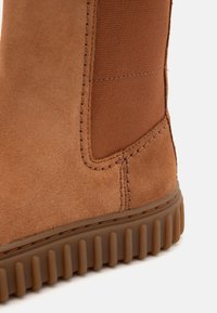 Clarks TOR HILL TOP UNISEX - Botines - light tan