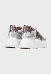 Metaliczne srebrne i białe sneakersy z teksturowanymi skórzanymi akcentami, platformą i zaokrąglonym tyłem dla dodatkowego komfortu i stylu.