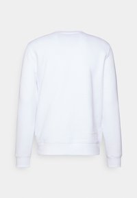 Sudadera blanca de cuello redondo con mangas largas, hecha de una mezcla de algodón; presenta puños y dobladillo acanalados, con un logo sutil en la parte posterior.