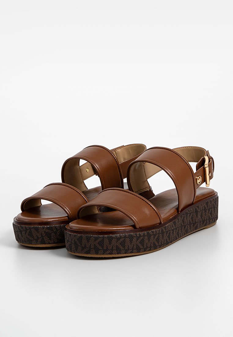 Sandali platform in pelle marrone con due cinghie larghe, una fibbia dorata e suole decorate con ripetuti loghi "MK".