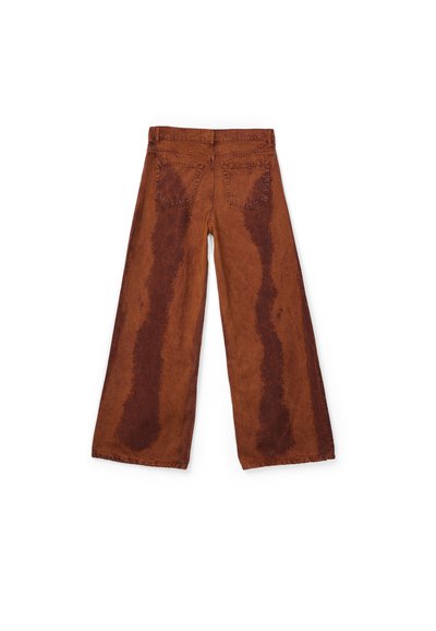 Braune Jeans mit weitem Bein, hohem Bund, Gesäßtaschen und dunkleren vertikalen Waschmustern an jedem Bein.