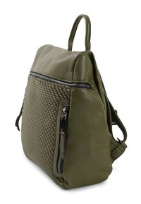 Olivengroene lederen rugzak met een gestructureerd geweven patroon, voorvak met rits en bovenhandgreep voor het dragen. Compact en gestructureerd ontwerp.