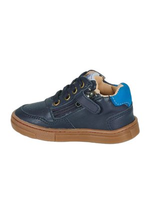 Sneaker da bambino in pelle blu navy con suola marrone, toppa blu sul tallone, lacci e cerniera laterale.