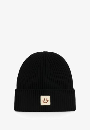Berretto nero a coste con risvolto, caratterizzato da un patch quadrato con un design di faccia sorridente in crema e accenti rosso-marroni.