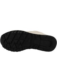 Černá gumová podrážka boty s multidirektionálními vzory a krémově zbarvená mezipodešev s texturovanými detaily.