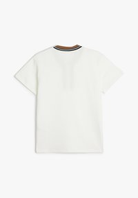 Biały t-shirt z krótkim rękawem o fakturowanym wykończeniu, brązowo-czarny ściągacz w paski, prostokątny kształt oraz czysty widok z tyłu.