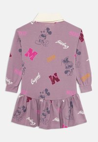 Fialové šaty s dlhými rukávmi a bielym golierom, s rozšíreným lemom a opakovanými dizajnmi Mickey Mouse v rôznych farbách a písmach.