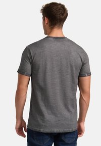 Grå kortærmet t-shirt lavet af blødt stof, med en klassisk rund halsudskæring og en let tekstureret overflade, samt opsmøgede ærmer.