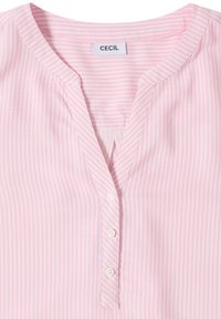 Blouse à rayures verticales roses et blanches avec un col rond, patte de boutonnage à l'avant avec trois boutons blancs, et étiquette de marque "CECIL".