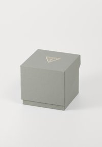 Quadratische Geschenkschachtel in strukturiertem Hellgrau mit einem goldenen, dreieckigen Logo, ausgestattet mit einem einfachen Klappenlid und klaren Linien.