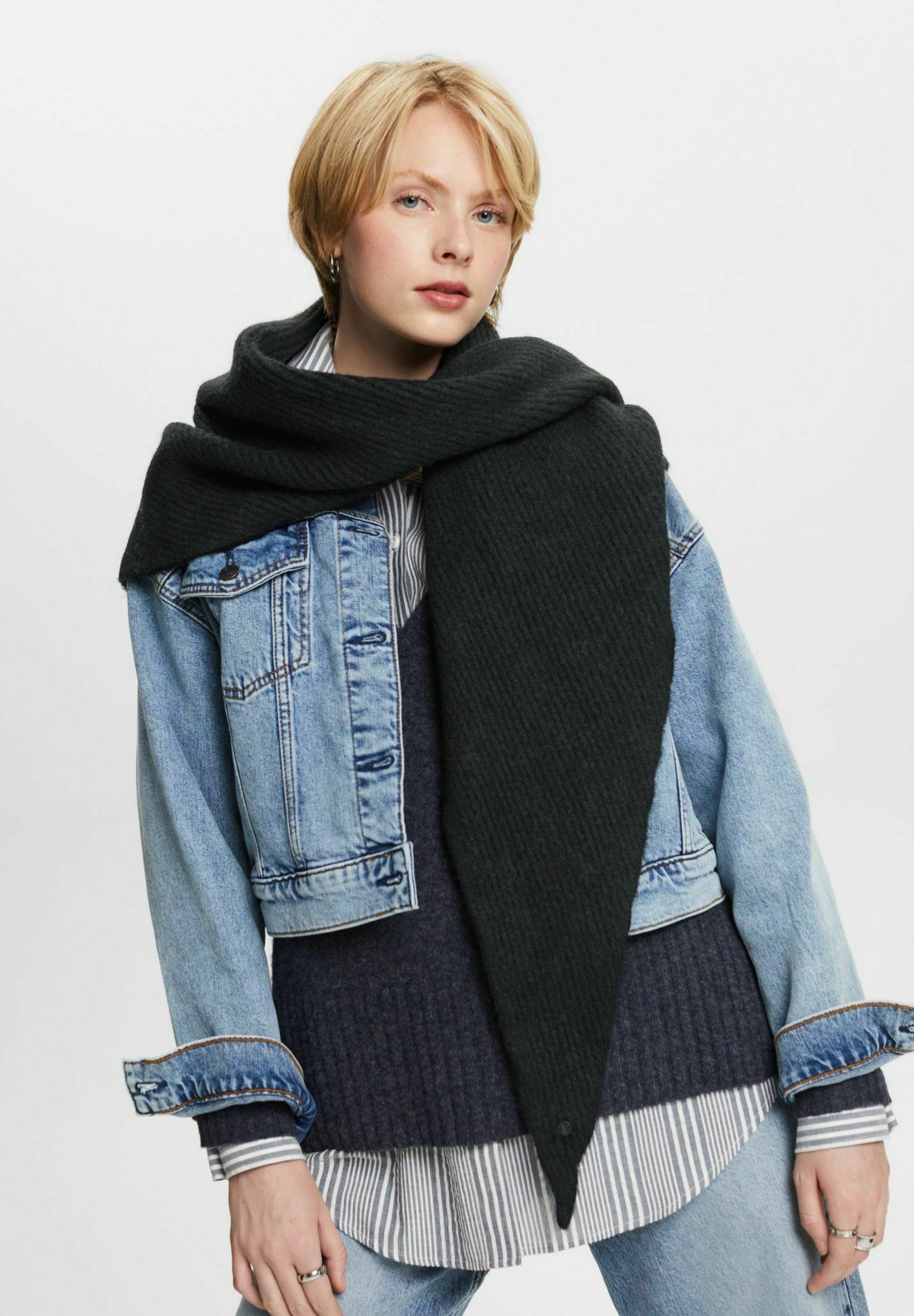 ESPRIT Damen Schal – Stylischer Accessoire Aus Weichem Material, Vielseitig Kombinierbar