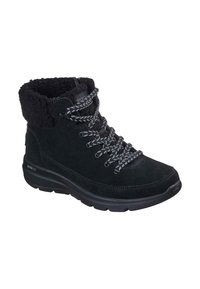 Botines de ante negro con forro de piel sintética, cordones con patrón gris y negro, y una suela gruesa de goma negra. Diseñados para ofrecer comodidad y calidez.