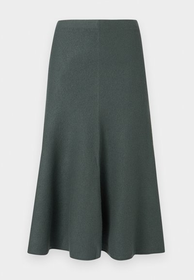 Μια φαρδιά μίντι φούστα σε σκούρο πράσινο ύφασμα, με λεία υφή και απλό σχέδιο, διαθέτει φαρδύ στρίφωμα και χωρίς ορατές κλείσιμο.