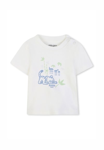T-shirt en coton blanc avec un imprimé graphique bleu et vert représentant un tigre et du bambou. Comprend deux boutons-pression à l'épaule pour un habillage facile.