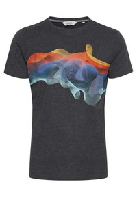 Camiseta de manga corta color gris carbón con un colorido patrón abstracto de olas en rojo, naranja, azul y verde claro en el pecho.