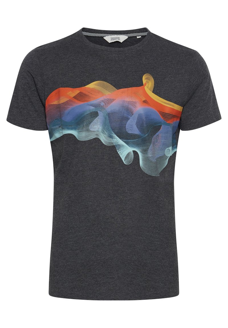 Camiseta de manga corta color gris carbón con un colorido patrón abstracto de olas en rojo, naranja, azul y verde claro en el pecho.