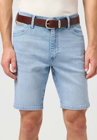 Lichtblauwe denim shorts met een klassiek vijfzakkenontwerp, voorzien van een bruin leren riem en een zilveren metalen gesp accent.
