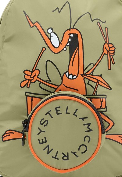 Oranje cartooninsect dat drums speelt met drumsticks op een olijfgroene achtergrond, ronde etui met ritssluiting en zwarte en oranje Stella McCartney-tekst.
