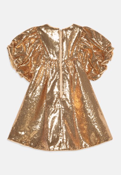 Abito oro con paillettes, scollatura tonda, maniche a sbuffo e zip sul retro. Il tessuto ha una trama lucida e riflettente.