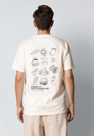 Cremefarbenes Baumwoll-T-Shirt mit verschiedenen sommerlichen Linienzeichnungen auf der Rückseite, darunter ein Fisch, eine Blume, eine Kaffeetasse und weitere Symbole.