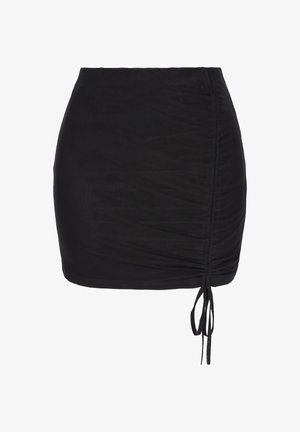 Zwarte geplooide minirok met verstelbaar trekkoord aan de rechterkant, aangesloten pasvorm en gladde stoftextuur.