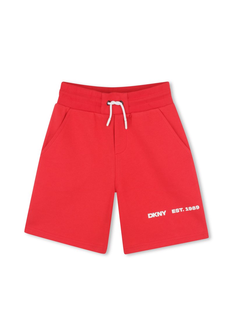 Shorts en coton rouge avec une taille élastique et un cordon blanc. Comprend deux poches latérales et un logo imprimé blanc avec "EST. 1989."