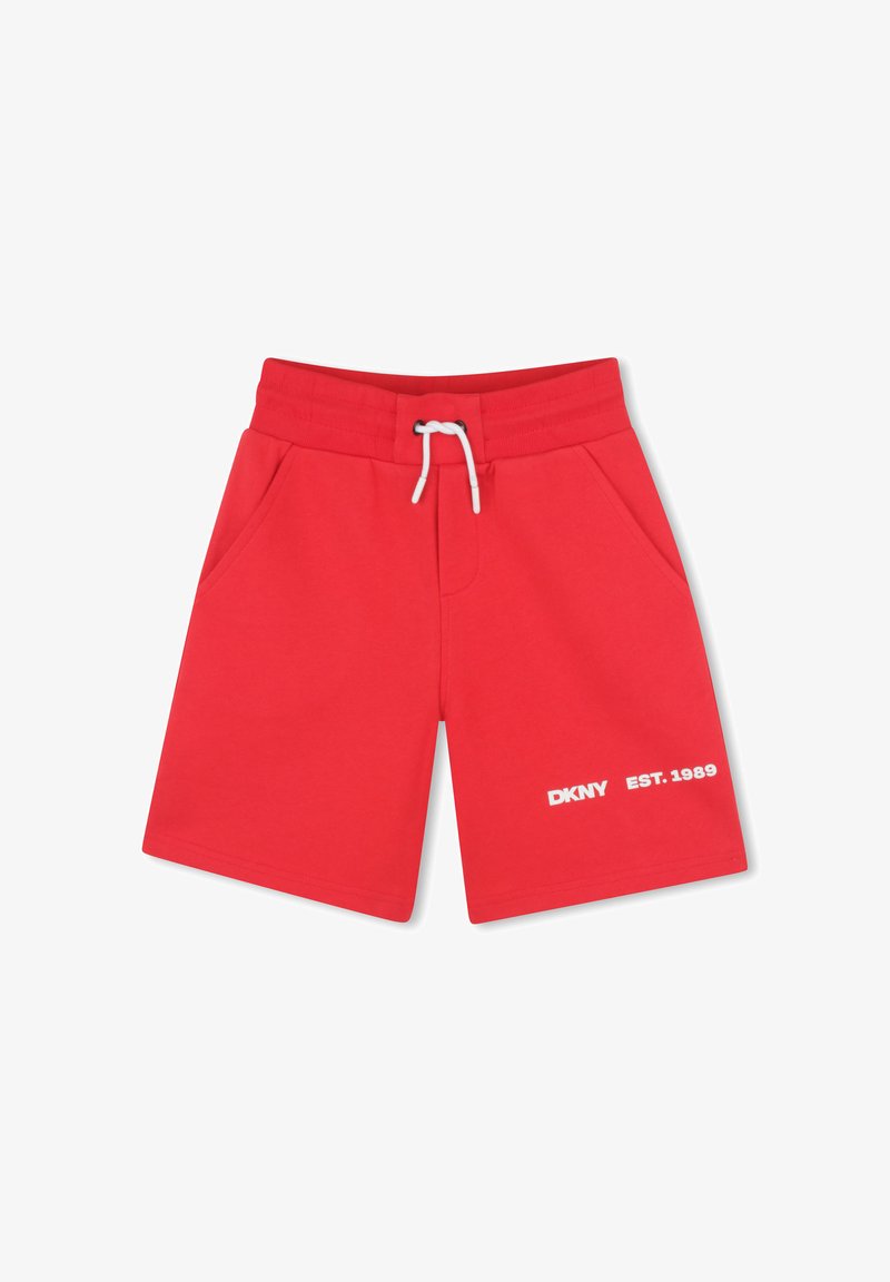 Shorts en coton rouge avec une taille élastique et un cordon blanc. Comprend deux poches latérales et un logo imprimé blanc avec "EST. 1989."