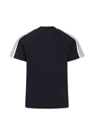 T-shirt in cotone blu navy con maniche raglan corte, caratterizzato da accenti grigi e bianchi sulle cuciture delle spalle. Texture liscia, colletto girocollo classico.