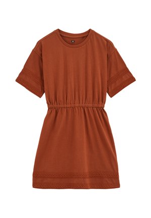 Krátke šaty hrdzavo hnedej farby s elastickým pásom a čipkovanou ozdobou na rukávoch a leme, s okrúhlym výstrihom a dĺžkou nad kolená.
