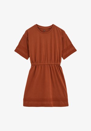 Sukienka w kolorze rdzy, z krótkim rękawem, elastyczną talią i koronkową lamówką na rękawach oraz dole. Okrągły dekolt i długość do nad kolan.