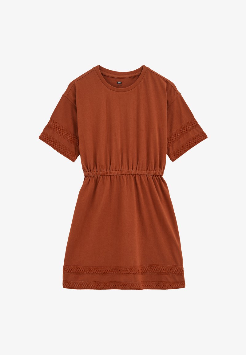 Robe à manches courtes couleur rouille avec taille élastique et bordure en dentelle aux manches et à l'ourlet, encolure ronde et longueur au-dessus du genou.