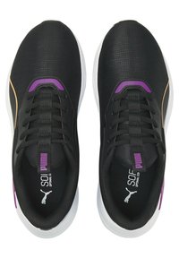 Sorte atletiksko med en tekstureret overdel, der har lilla og orange accenter. Hvid gummisål, seks-øjet snørebåndsdesign. PUMA-branding synlig.