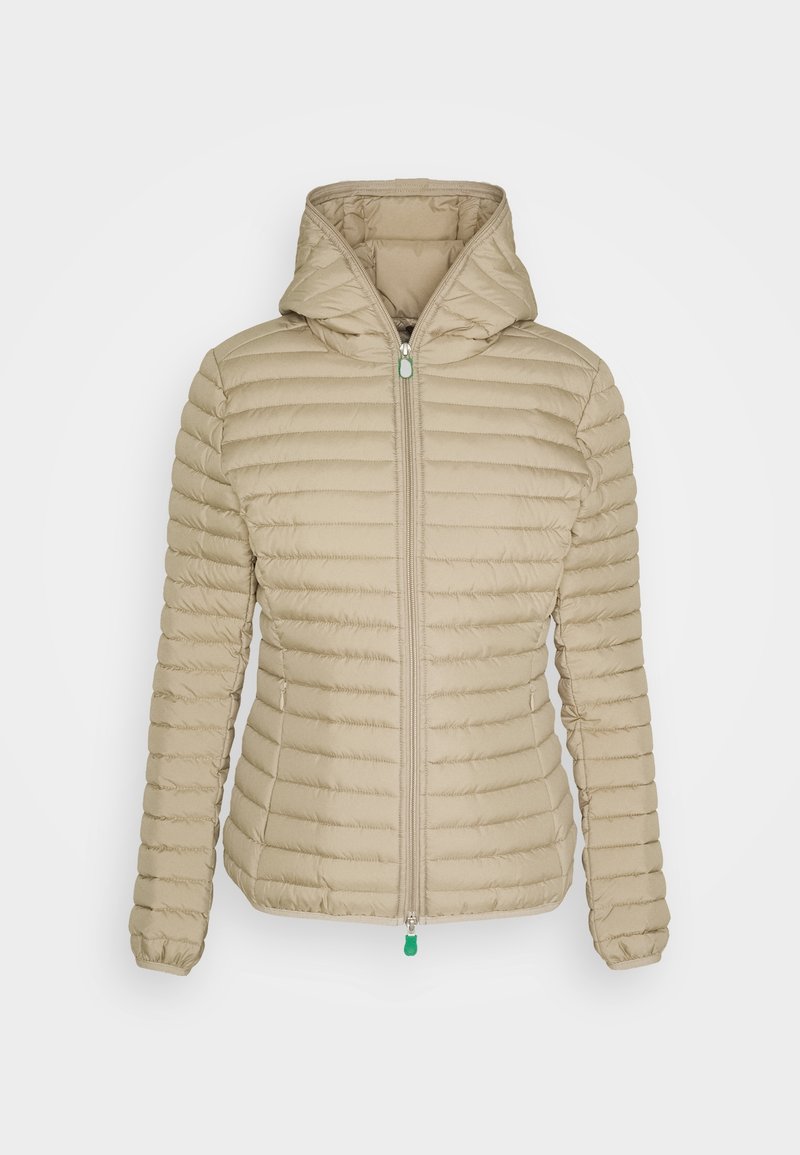 Veste matelassée beige avec capuche et fermeture éclair frontale complète, dotée de deux poches latérales et de poignets élastiques.